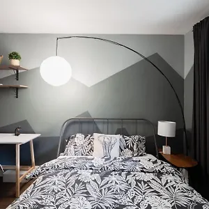 Spacious With Ensuite Bathroom Near Subway, Koreatown & Uoft Homestay
